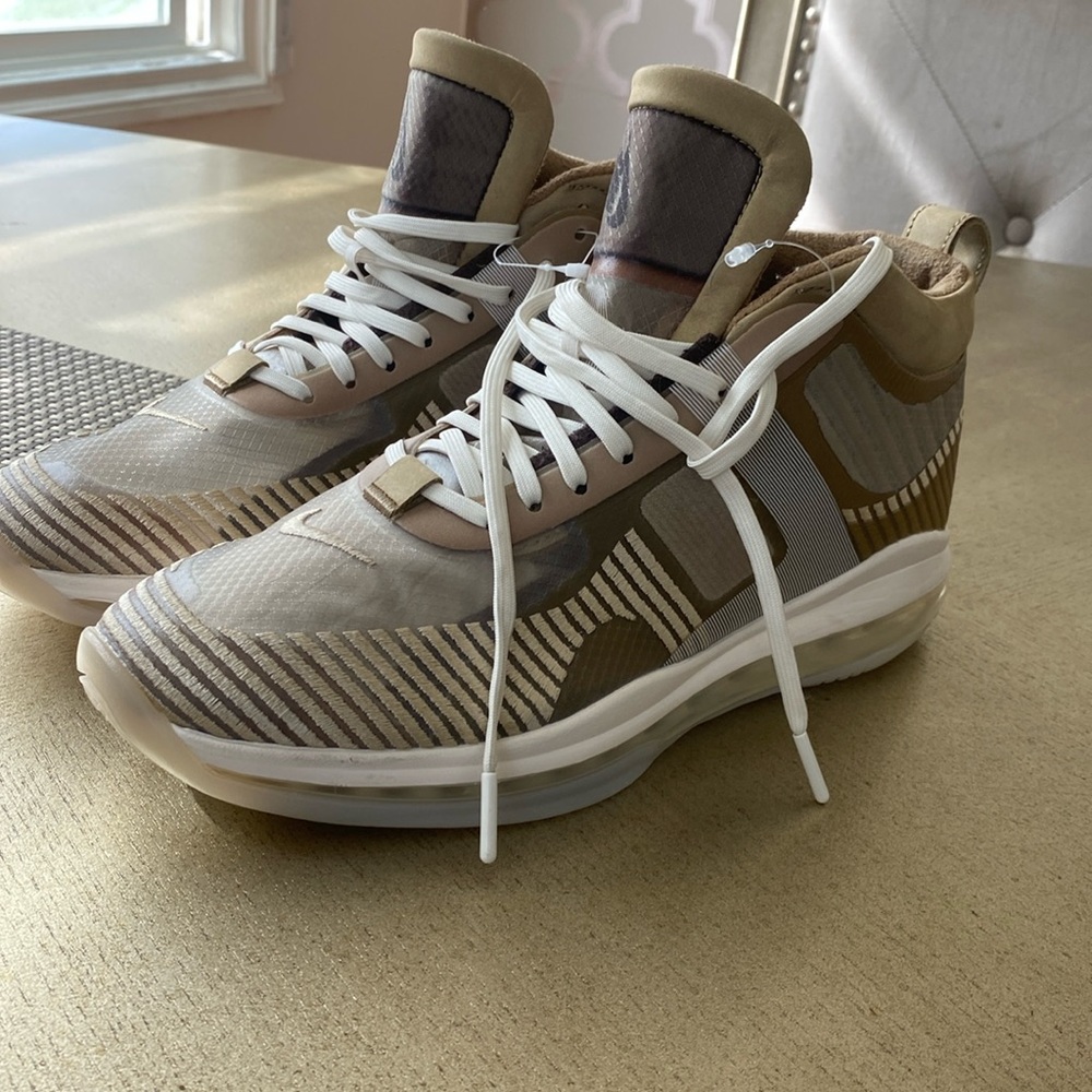 Nike Lebron James/john Elliot